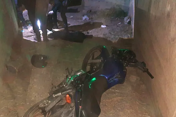 Motociclista quedó inconsciente tras caer con su motocicleta a un canal