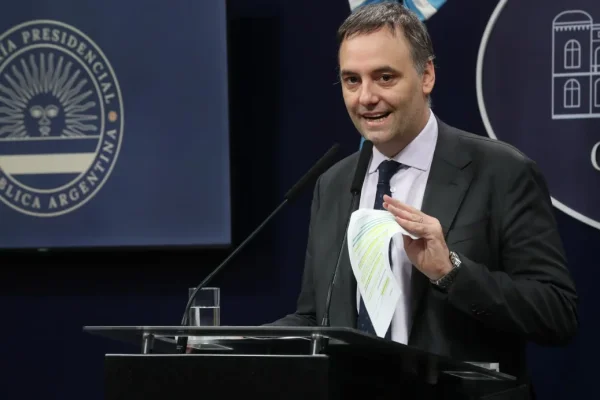 Adorni negó censura al periodismo y esquivó preguntas sobre sus viajes y la compra de inmuebles