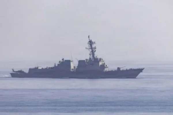 Irán lanzó dos misiles que impactaron contra una fragata de EEUU