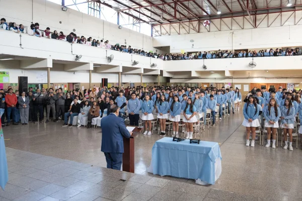 Estudiantes riojanos prometieron lealtad a la Constitución y asumieron el compromiso de defender la democracia