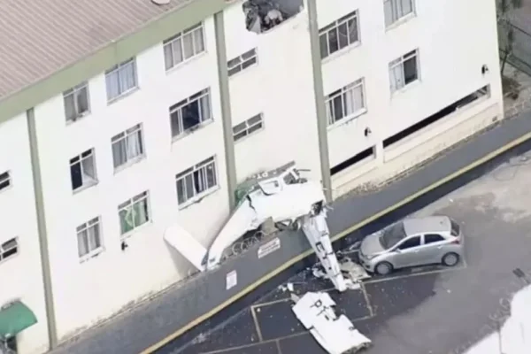 Tragedia en Brasil: una avioneta se estrelló contra un edificio y hay dos muertos