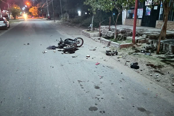 Conductor alcoholizado chocó contra una moto estacionada y la destruyó