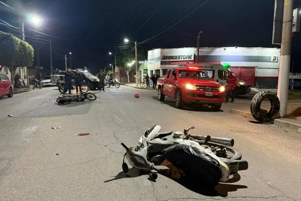 Fuerte choque entre motos en la zona sur: dos asistidos