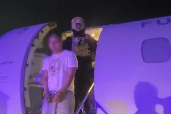 Tras su llegada a la Argentina, indagan a Pequeño J por el triple crimen