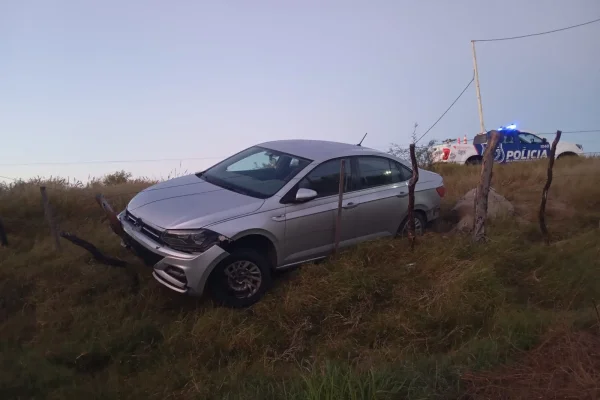 Conductor esquivó un bache en Ruta 29  y terminó contra un alambrado
