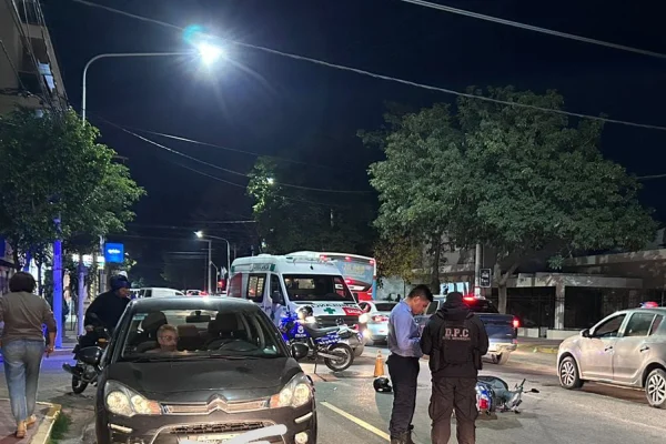 Una motociclista herida tras un siniestro vial con un auto
