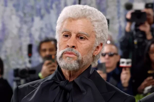 El audaz paso de Bad Bunny por la Met Gala 2026: el mensaje detrás de su look con bastón y canas