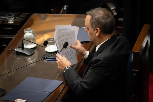 Levantaron el secreto fiscal de Manuel Adorni y su esposa, Bettina Angeletti