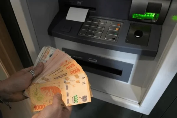 Continúa el pago de sueldos a empleados estatales durante este jueves