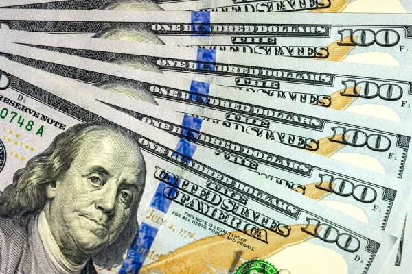 Cayó el dólar oficial, pero se mantiene por encima de $1.400