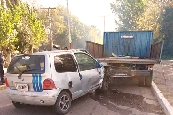 Un auto se estrelló un camión y solo dejó daños materiales