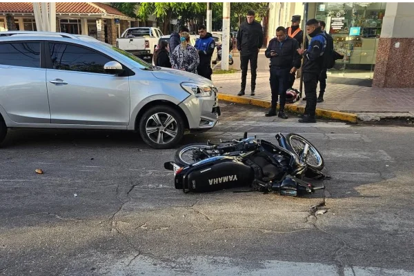 Accidente en Copiapó y Vélez Sarsfield: trasladaron a una motociclista