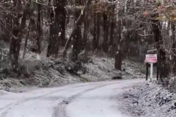 La primera nevada del año llega a Bariloche en un frío fin de semana
