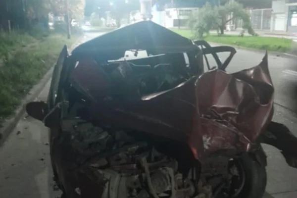 Tremendo: se mató un hombre al chocar contra una columna en Santa Fe
