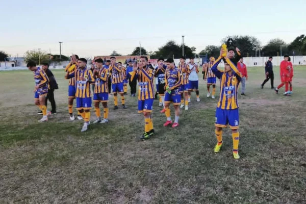 Defensores de la Boca pegó primero y arrancó con victoria ante Riojano
