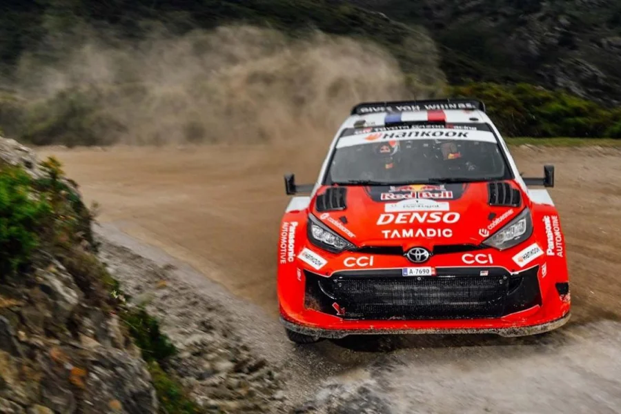 Ogier fue firme en el barro y es lider en Portugal