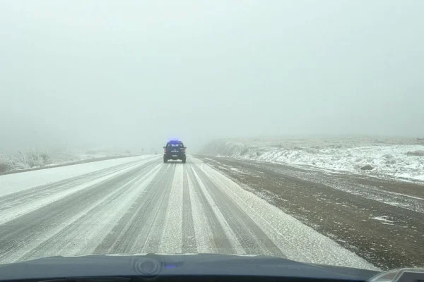 Camino de las Altas Cumbres: sigue el corte por hielo en la calzada