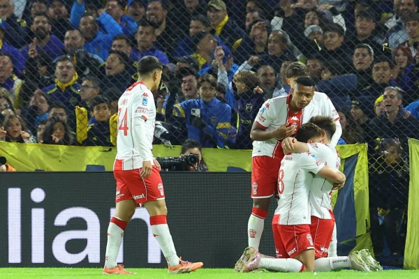 En un partido de película, Boca Juniors perdió ante Huracán y quedó eliminado en los octavos de final del Torneo Apertura