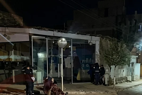 Una motociclista ebria iba a contramano e impactó contra un auto