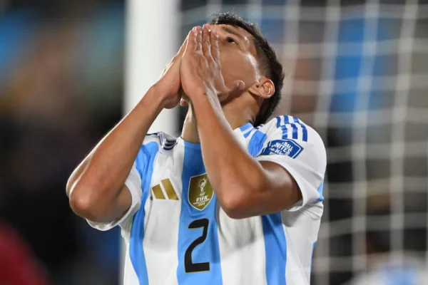 Dolor de cabeza para Scaloni: se lesionó uno de los titulares y encendió las alarmas en Argentina a un mes del Mundial