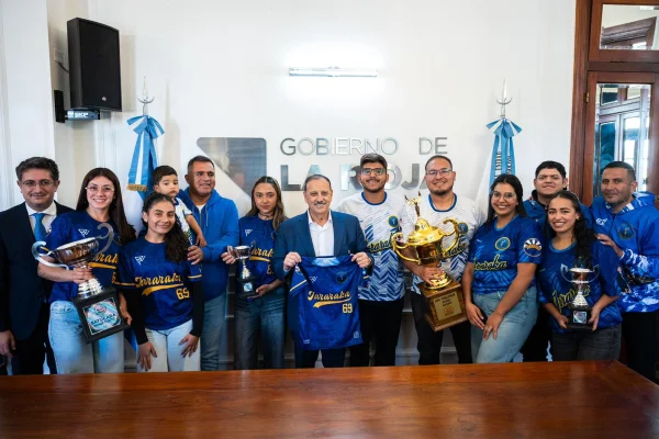 Quintela recibió a la comparsa Jararaka tras consagrarse campeona nacional en Gualeguaychú