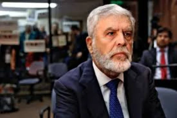 Julio De Vido recibió el benificio de la domiciliaria y abandonará la cárcel de Ezeiza
