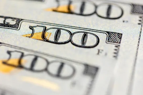 El dólar mayorista cayó tras dos subas al hilo y se alejó de los $1.400