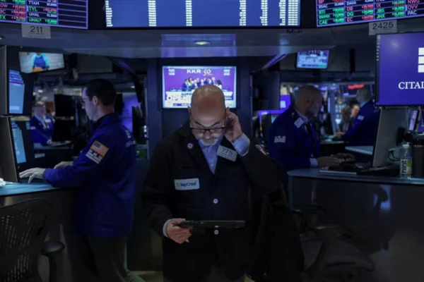 Jornada financiera: las acciones argentinas cayeron hasta 9% en Wall Street y subieron el dólar y el riesgo país