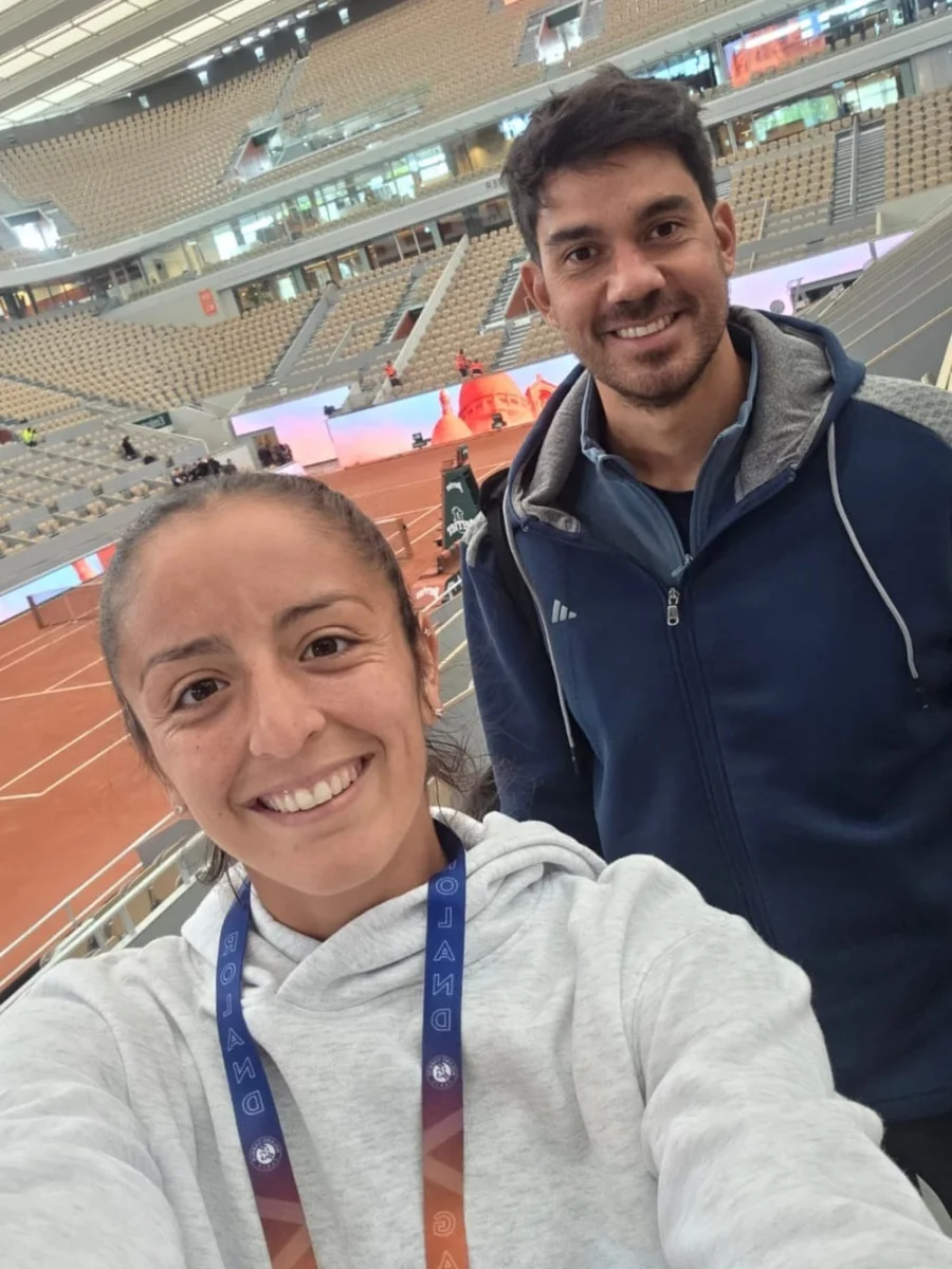 Ortenzi en Par&iacute;s. La riojana ya se entrena en las instalaciones del Stade Roland Garros, junto a su entrenador Mat&iacute;as Salinas.