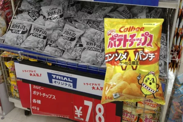 Japón se quedó sin tinta color e imprime en blanco y negro los paquetes de snacks: qué pasó