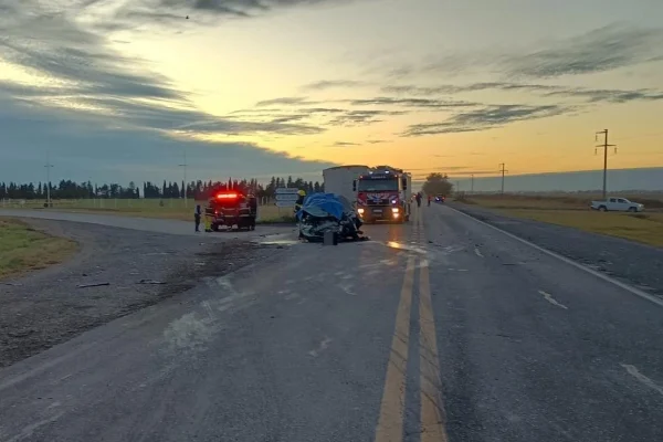 Tres muertos tras un violento choque entre un camión y una camioneta en Córdoba