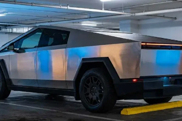 Cuánto cuesta el Tesla con el que el diputado libertario llegó al Congreso