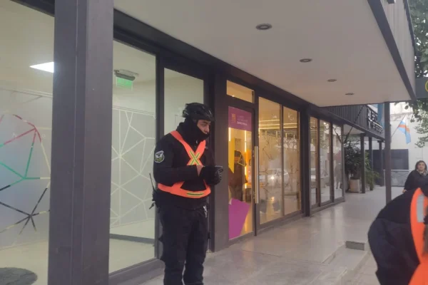Arrestaron a un hombre que tenía múltiples tarjetas bancarias de terceros