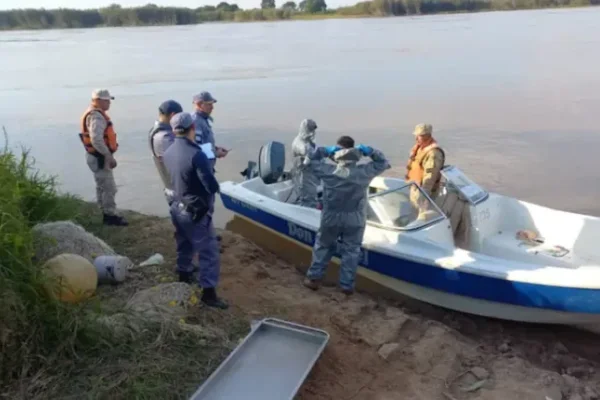 Chaco: encontraron a un joven muerto en el río, atado a su canoa y sospechan de una posible pelea entre amigos