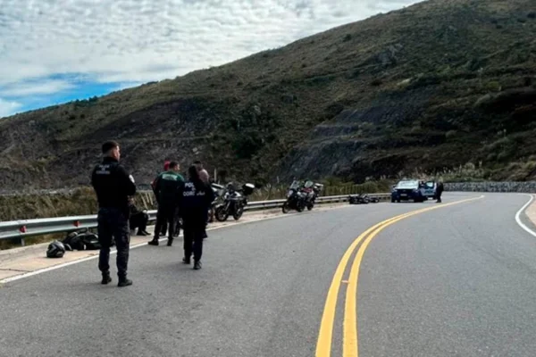 Un motociclista chocó contra un guardarraíl y murió en el Camino del Cuadrado