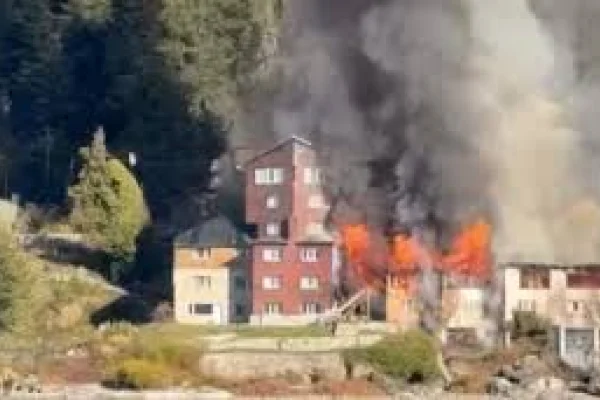 Se incendió un histórico hotel en Bariloche