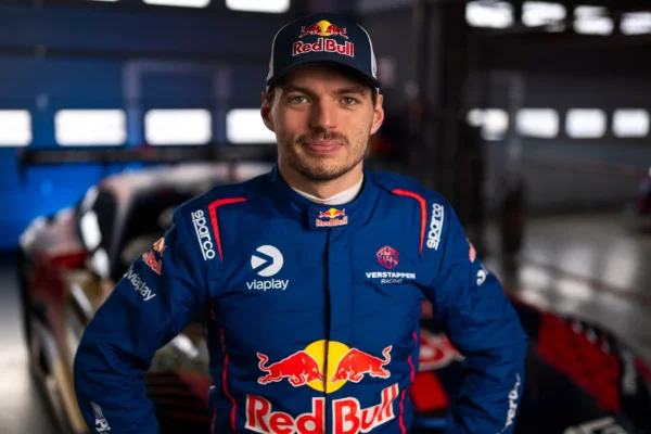 Por una falla mecánica, Verstappen y su equipo abandonaron en las 24 Horas de Nürburgring