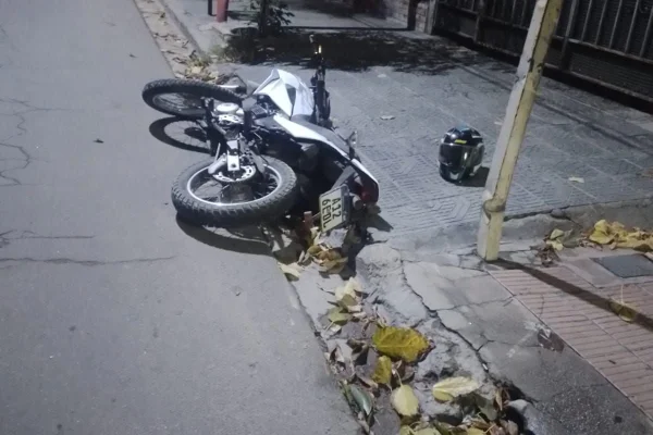 Motociclista chocó contra un poste de luz y está grave