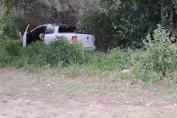 Cabo del Ejercito conducia ebrio y chocó un poste de luz