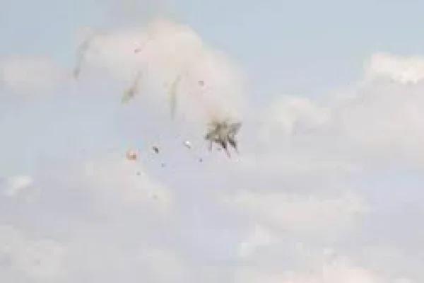 Impactante choque de dos aviones militares en un show aéreo en Estados Unidos