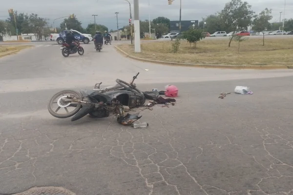 Dos heridos tras el choque de una moto y una bicicleta en la zona sur