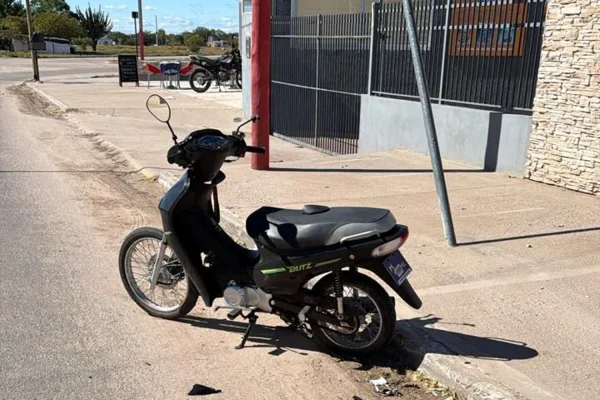 Dos jóvenes sufrieron heridas tras una caida en una moto