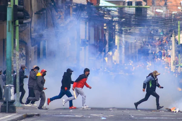 Crece la tensión en Bolivia: Hubo ataques y saqueos durante protestas en La Paz