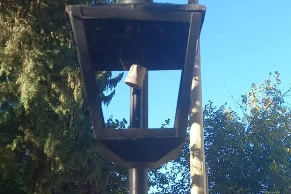 Hecho vandálico en Malligasta dejó sin iluminación a la plazoleta de la Iglesia