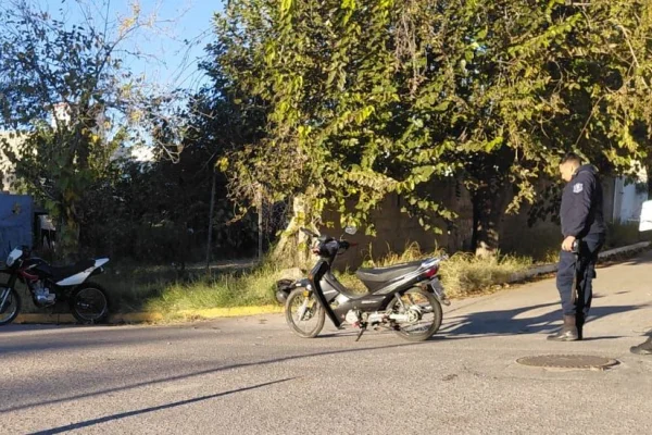 Tres heridos en un fuerte choque de motos en el barrio San Martin