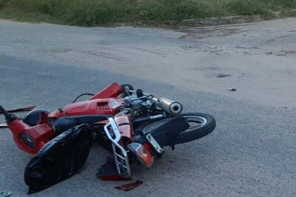 Circulaban a contramano en una moto, chocaron y sufrieron heridas leves