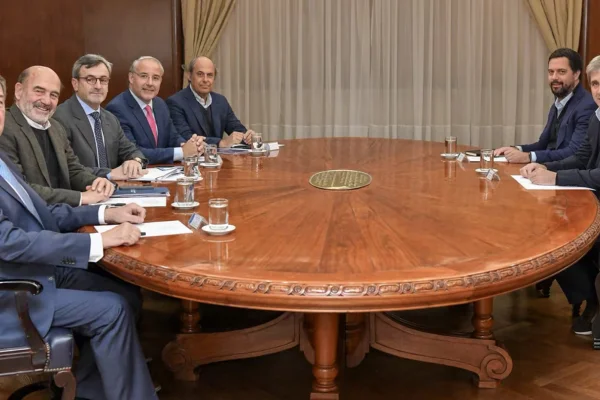 Luis Caputo se reunió con la UIA: hablaron de bajar impuestos y reducir los costos financieros a las empresas