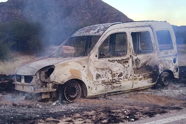 Incendio consumió por completo una camioneta camino a la costa