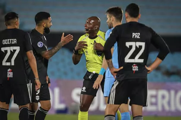 Riestra fue goleado por Montevideo City y se despidió del torneo