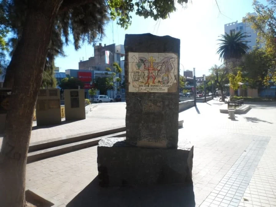 Juan Ramirez de Velasco fund&oacute; hace 435 a&ntilde;os la Ciudad de La Rioja de todos los Santos, en este mismo lugar donde descansa